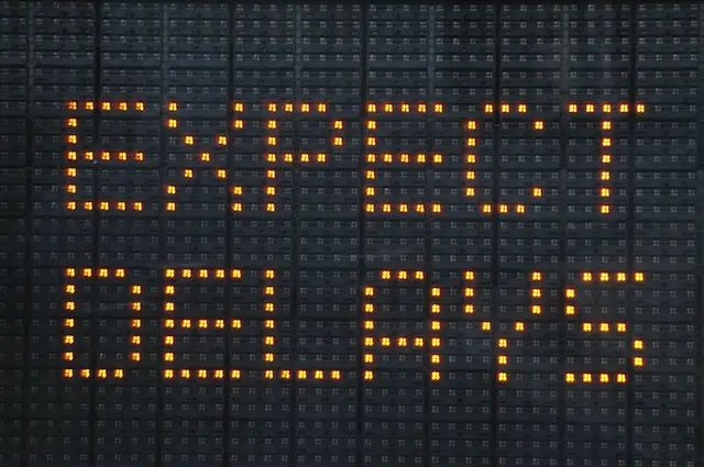 Image of road construction warning sign that says 'expect delays'