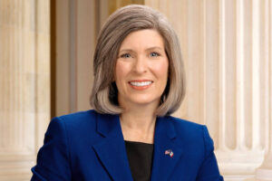 Official portrait of Senator Joni Ernst (R-IA)